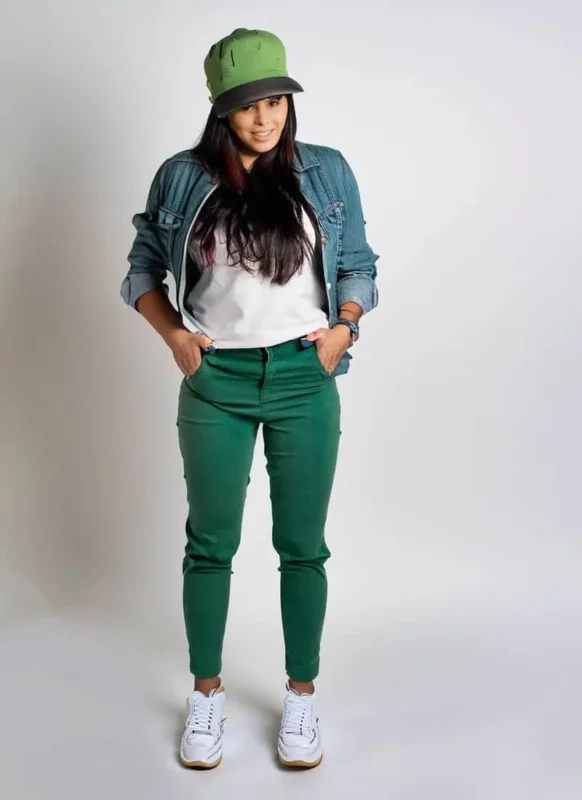 10 Formas de combinar un pantalón verde de mujer